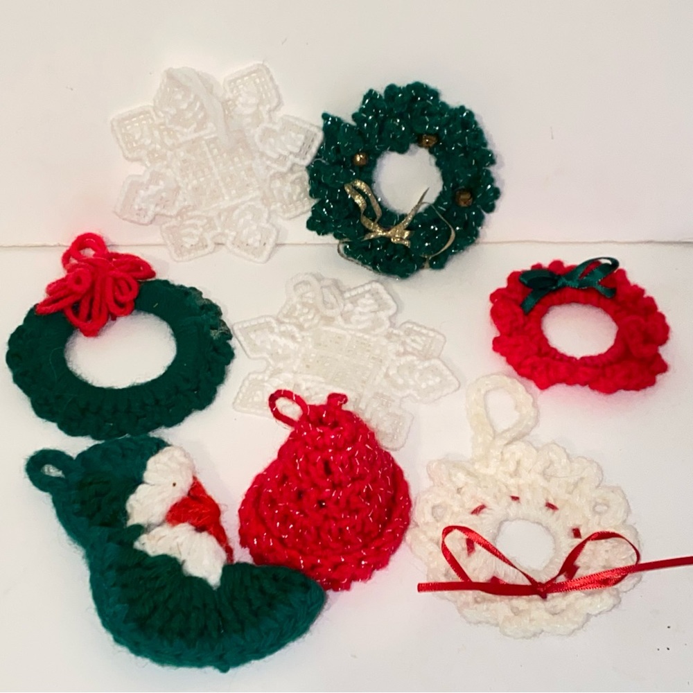 Vintage Handmade Crochet Christmas Ornaments Pins Wreaths Canvas Snowflakes 8pcs